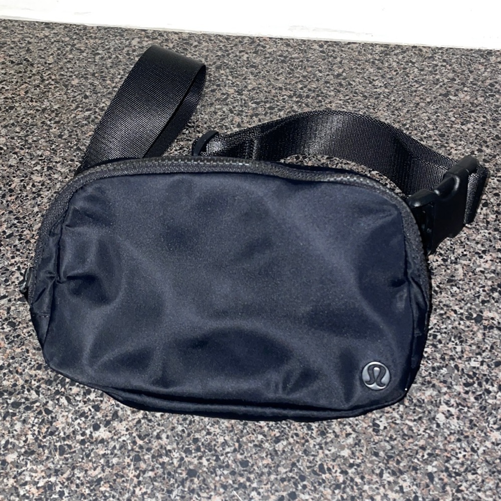 Lulu lemon belt bag